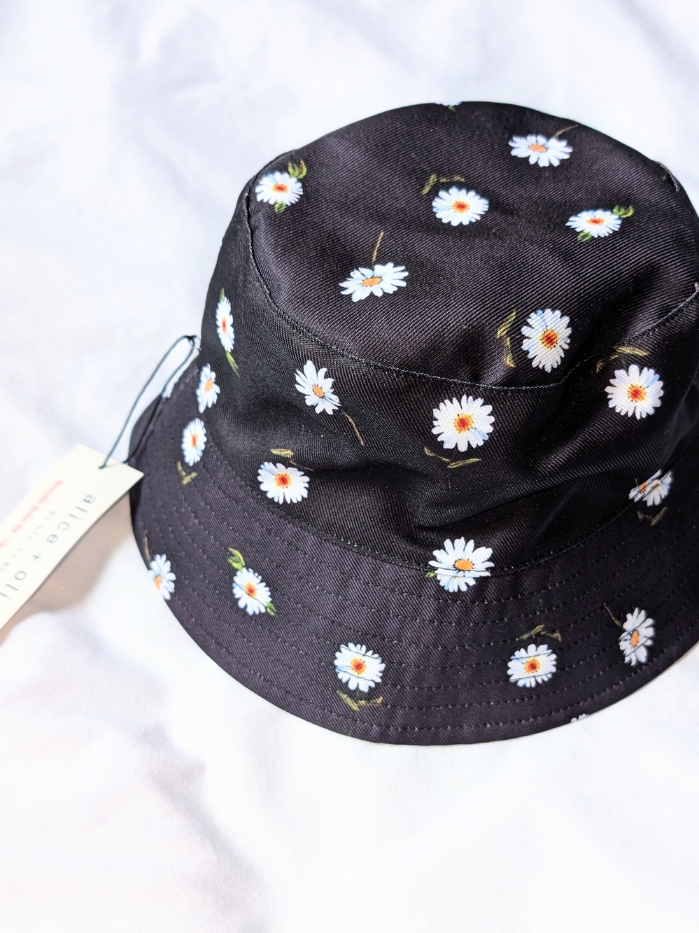Alice And Olivia X FABFITFUN REVERSIBLE BUCKET HAT Daisy Print Black White